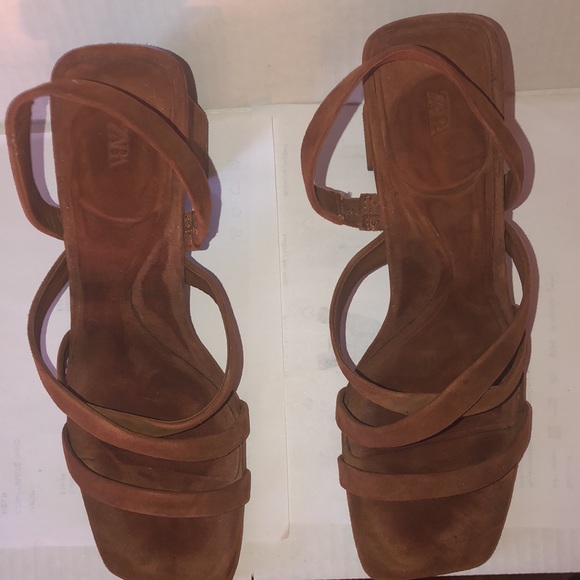 100% Leather Brown Suede Sandals Crisscross Straps design - Picture 5 of 5